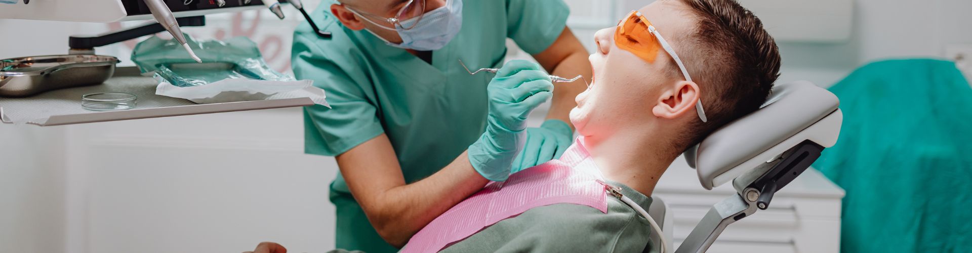 retenedor dental fijo despegado